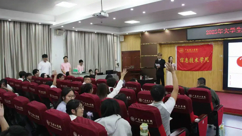 人们在看台上的人在房间里 AI 生成的内容可能不正确。