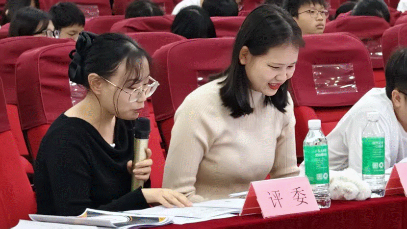 人们围坐在桌子前 AI 生成的内容可能不正确。