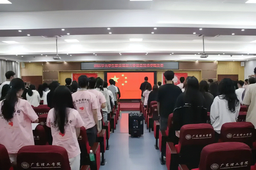 一群人站在室内 AI 生成的内容可能不正确。