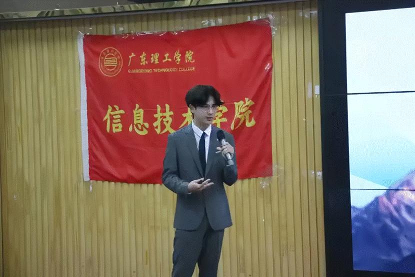 男人站在墙边 AI 生成的内容可能不正确。