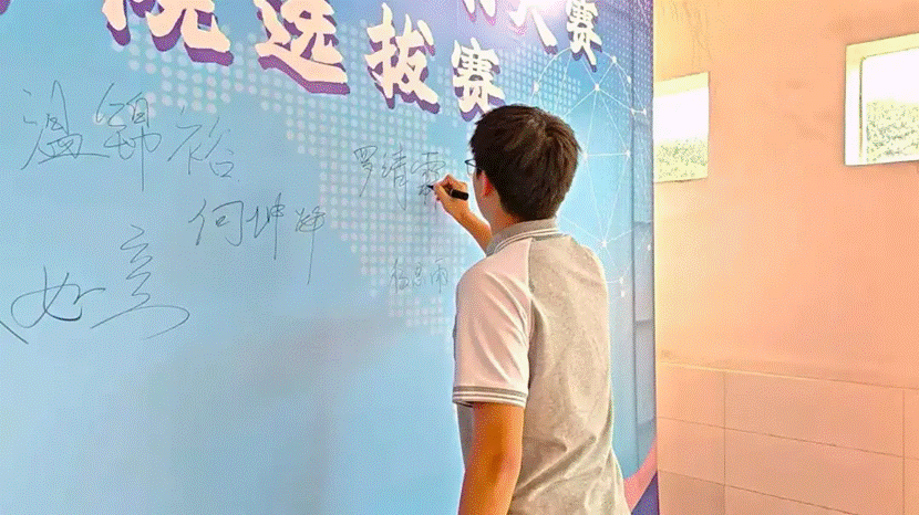 男人站在墙边 AI 生成的内容可能不正确。