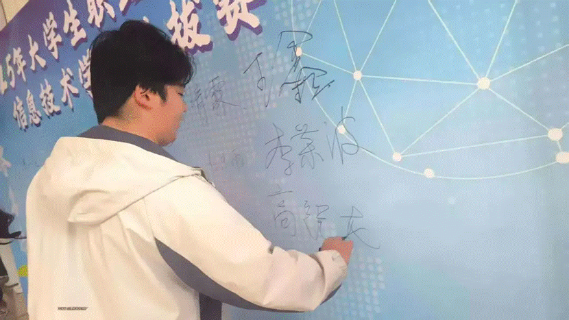 穿白色衣服的男人 AI 生成的内容可能不正确。