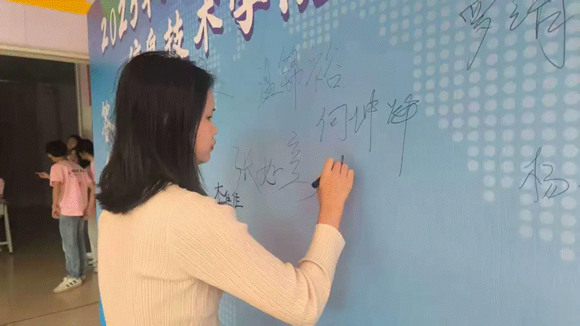 男人和女人在接吻 AI 生成的内容可能不正确。