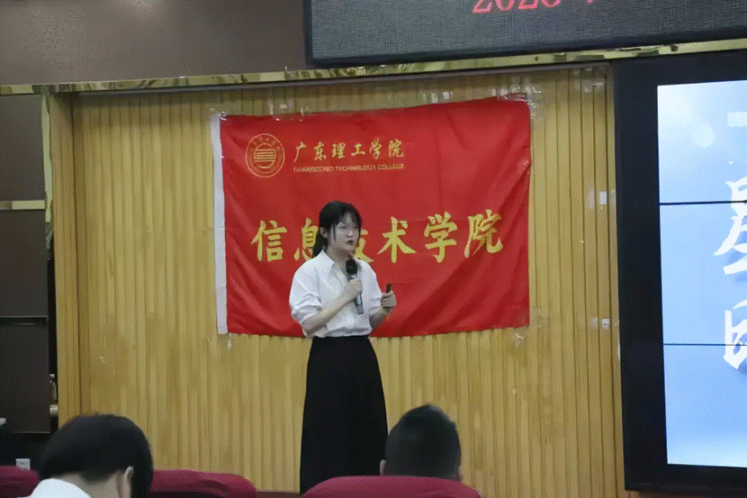 人们在看台上的人在电视前 AI 生成的内容可能不正确。