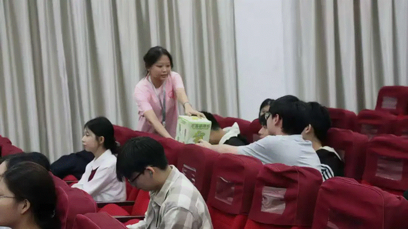 小孩在床上的一群小孩 AI 生成的内容可能不正确。