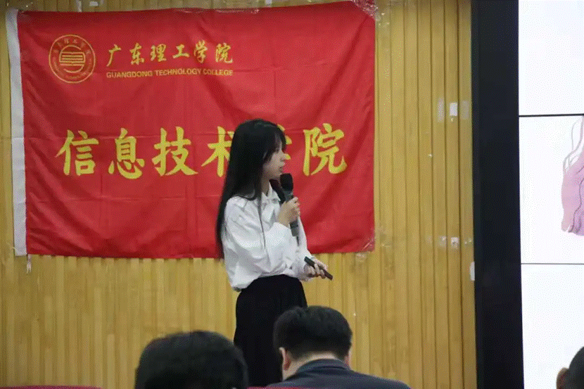 一群人在台上演讲 AI 生成的内容可能不正确。